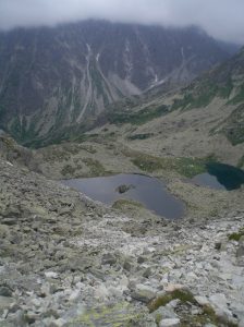 Kalnu ezers vairāk kā 2000 metru augstumā