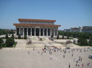 Skats no vārtiem uz Mao Dzeduna mauzoleju